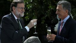 Simple y llanamente dejarles elegir en libertad, como prevé su propia Constitución, subrayó Rajoy sobre lo que ocurre en Venezuela