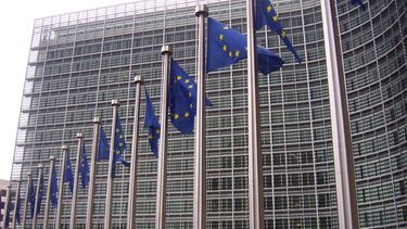 Banderas en la sede de la Comisión Europea en Bruselas
