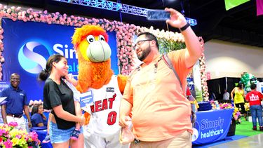 Familias del condado Miami-Dade participaron en las actividades de la feria organizada por la cadena Univision.