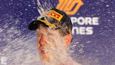 El alem&aacute;n Sebastian Vettel, de Ferrari, recibe en el rostro un par de chorros de champa&ntilde;a luego de ganar el Gran Premio de Singapur, el domingo 22 de septiembre de 2019.