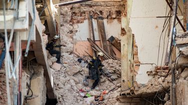 Rescatistas caminan sobre los escombros en el Hotel Saratoga días después de que una gran explosión destruyó el edificio, en La Habana, el 11 de mayo de 2022.