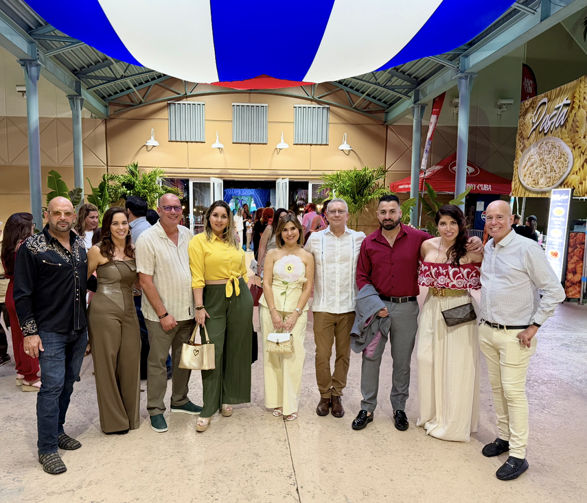 Periodistas, artistas, figuras del entretenimiento y publico en general disfrutó la jornada de celebración de la identidad cubana en el exilio.