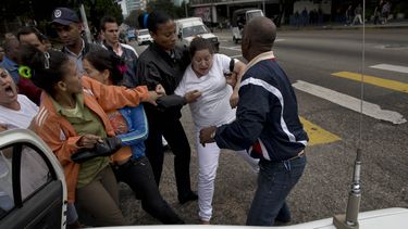 Esta imagen recoge la detención de una de las miembros de Damas de Blanco, tras una manifestación pacífica en las calles de La Habana.