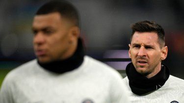 Lionel Messi (derecha) y Kylian Mbappé del París Saint-Germain durante el calentamiento previo al partido contra Marsella en la liga francesa, el 26 de febrero de 2023.