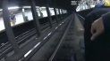 Imagen proporcionada por la policía de Nueva York tomada de un video de la cámara corporal de un policía que muestra a dos policías de la ciudad y a un transeúnte salvando a un hombre que cayó a las vías el jueves 24 de noviembre de 2022 en una estación del metro en Manhattan, en la ciudad de Nueva York. 