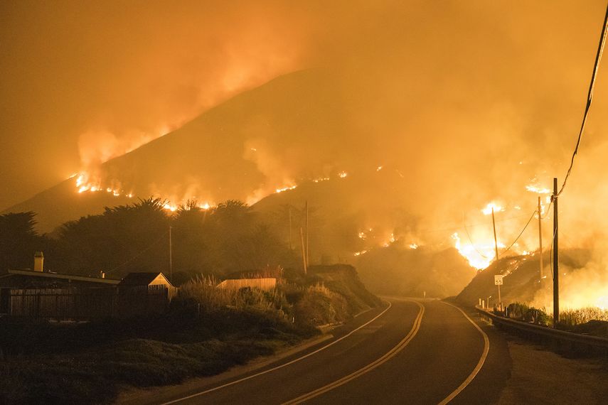 El llamado incendio Colorado, arde cerca de la Autopista 1 cerca de Big Sur, California, el 22 de enero de 2022.&nbsp;