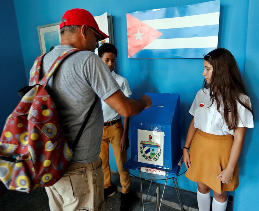 Según el Gobierno cubano,&nbsp;la nueva Constitución de la República de Cuba fue aprobada con el 86,85% de los votos emitidos.