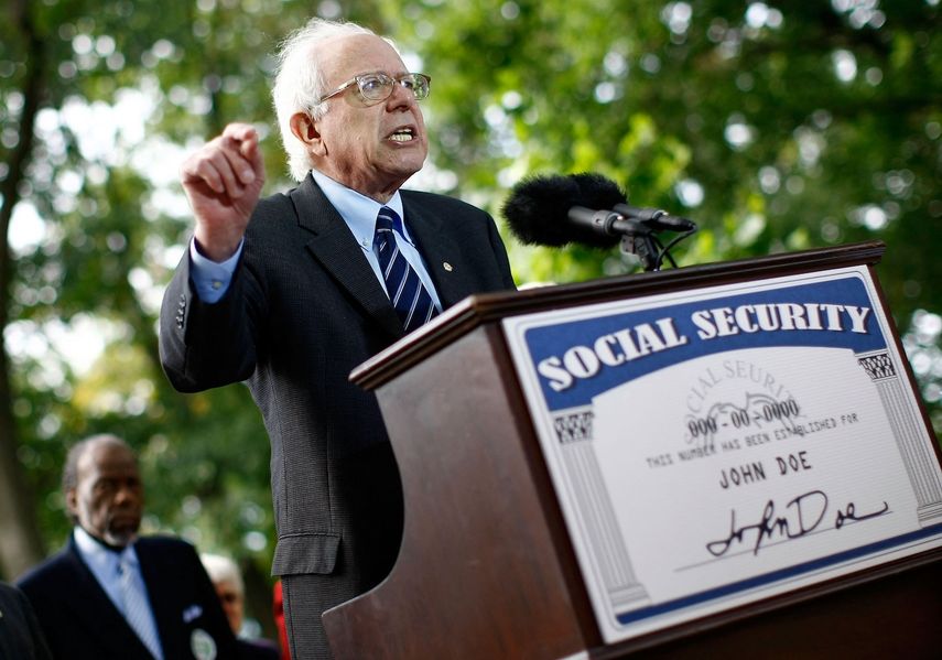 El senador Bernie Sanders (I-VT) habla en una conferencia de prensa en la que presenta peticiones al Congreso firmadas por más de cien mil personas mayores en todo el país el 30 de septiembre de 2009 en Washington, DC. Las peticiones instan a que el Congreso apruebe un pago único de ajuste por costo de vida de 250 dólares en 2010.&nbsp;