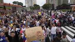 Manifestantes marchan contra los resultados oficiales de las elecciones que declaran ganador al dictador Nicolás Maduro, el día después de los comicios en Caracas, Venezuela, el lunes 29 de julio de 2024.