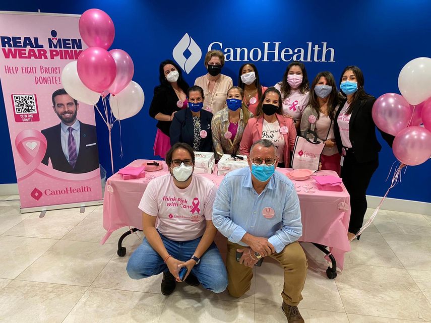 Parte del equipo de Cano Health en un evento de promoci&oacute;n por el Mes de la Conciencia del C&aacute;ncer de Mama.&nbsp;