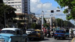 Vehículos y motocicletas circulan por una avenida con los semáforos apagados durante un apagón en La Habana el 10 de septiembre de 2025. Cuba sufrió un apagón nacional el miércoles, el quinto en la isla caribeña, con problemas económicos, en menos de un año, según anunció el Ministerio de Energía. (Foto de Adalberto ROQUE / AFP) Vehículos y motocicletas circulan por una avenida con los semáforos apagados durante un apagón en La Habana el 10 de septiembre de 2025. Cuba sufrió un apagón nacional el miércoles, el quinto en la isla caribeña, con problemas económicos, en menos de un año, según anunció el Ministerio de Energía. (Foto de Adalberto ROQUE / AFP)