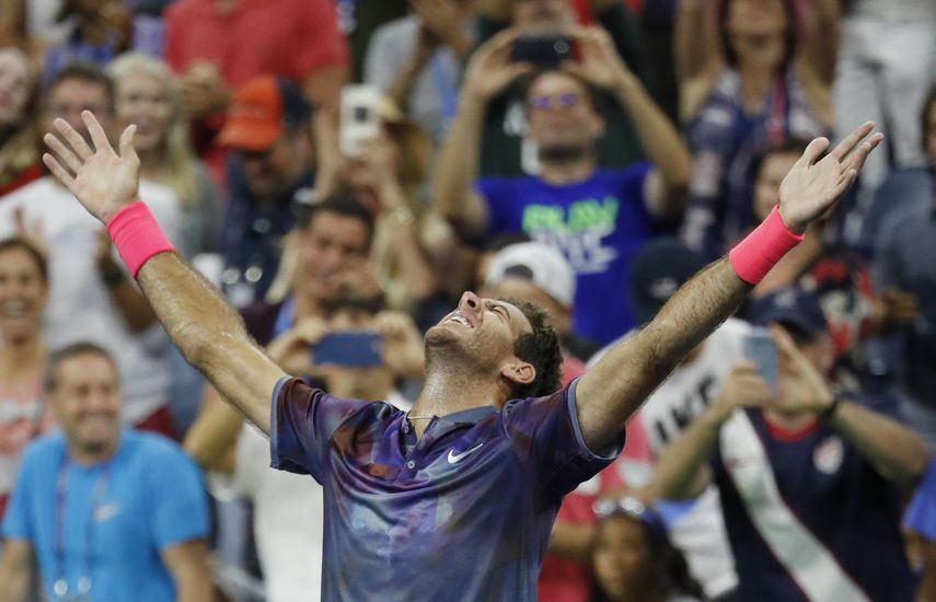 Del Potro, al sellar su pase, levantó los brazos, miró el cielo durante varios segundos y escuchó una ovación inolvidable.