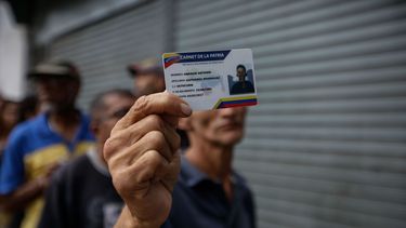 Un votante muestra su Carnet&nbsp;de la&nbsp;Patria de los votantes durante las cuestionadas elecciones de la Asamblea Nacional Constituyente del&nbsp; pasado 30 de julio de 2017.