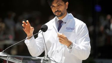 El doctor Ankit Bharat, jefe del departamento de cirugía torácica del Hospital Northwestern, habla en rueda de prensa el jueves 11 de junio de 2020, en Chicago, sobre un trasplante doble pulmonar que realizó a una joven en Chicago que había sufrido daños severos en pulmones a raíz del coronavirus. 