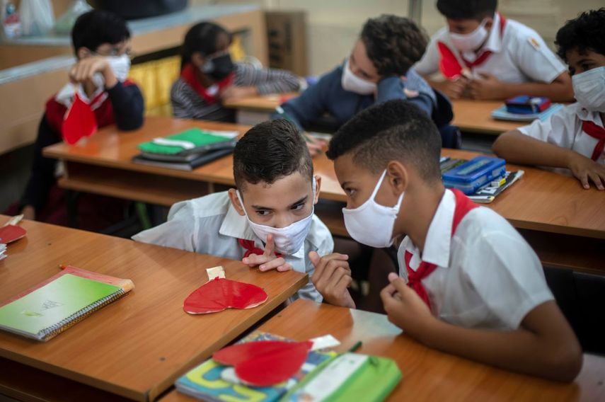 Niños asisten a las aulas de clase, La Habana, Cuba.