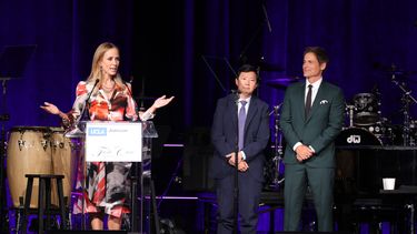 Dana Walden, presidente de Entretenimiento, Walt Disney Television, Ken Jeong y Rob Lowe hablan en el escenario durante el 25.º aniversario del evento Taste for a Cure de la Fundación del Centro contra el Cáncer Jonsson de la UCLA en el Fairmont Century Plaza el 29 de abril de 2022 en Los Angeles, California.