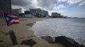 Una bandera de Puerto Rico ondea en una playa vacía en Ocean Park, el jueves 21 de mayo de 2020, en San Juan. 