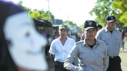 La policía nicaragüense vigila a manifestamtes en una calle de Managua.