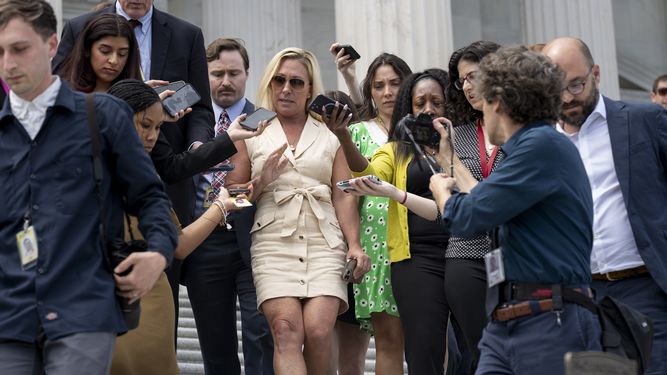 La congresista republicana por Georgia, Marjorie Taylor Green, es interpelada por un grupo de periodistas en las afueras del Capitolio en Washington.