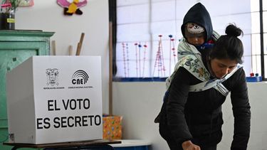 Una mujer indígena kichwa kayambi ecuatoriana vota, el 13 de abril de 2025.&nbsp;