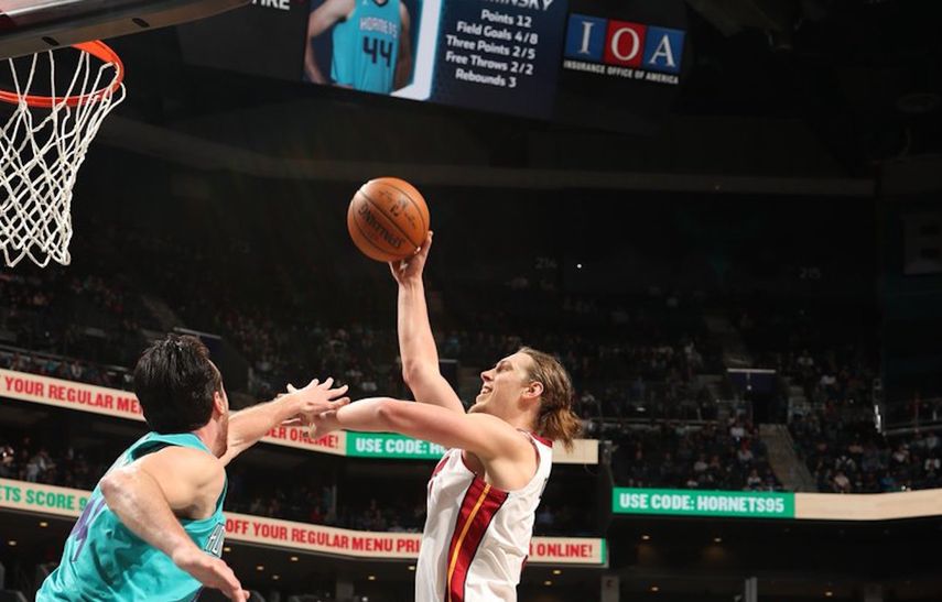 Olynyk recibió una falta y cobró desde la línea de tiro libre en el último suspiro del encuentro.