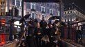 Un grupo de personas ingresa a la estación de metro Oxford Circus en Londres, el viernes 2 de octubre de 2020, después del toque de queda de las 10:00 de la noche que deben acatar bares y restaurantes a fin de frenar un incremento de casos de coronavirus en Inglaterra. Un grupo de personas ingresa a la estación de metro Oxford Circus en Londres, el viernes 2 de octubre de 2020, después del toque de queda de las 10:00 de la noche que deben acatar bares y restaurantes a fin de frenar un incremento de casos de coronavirus en Inglaterra.