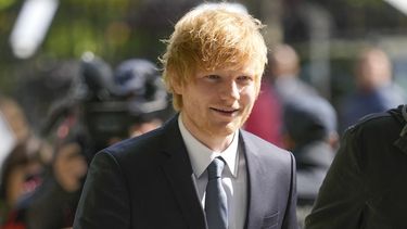 Ed Sheeran llega a la corte federal de Manhattan en Nueva York, el miércoles 26 de abril de 2023. Los herederos de Ed Townsend, coautor con Marvin Gaye de la canción clásica del soul de 1973 Lets Get It On demandaron a Sheeran, alegando que su éxito Thinking Out Loud tiene similitudes que violan sus derechos de autor.&nbsp;