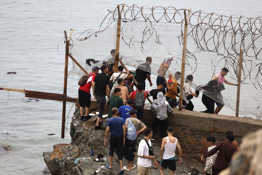 Miles de migrantes cruzaron durante la noche desde Marruecos al enclave español de Ceuta, en el norte de África, según informó una fuente policial el 31 de julio, justo cuando el presidente del Gobierno, Pedro Sánchez, estaba a punto de llegar para gestionar la última crisis migratoria en la frontera.Contenido relacion