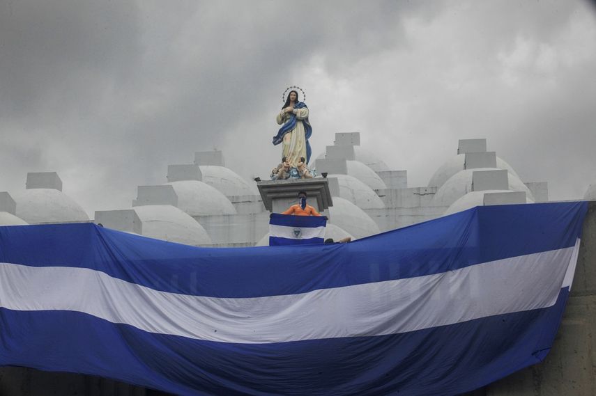 Un joven enmascarado sostiene una bandera de Nicaragua en una protesta contra la represión del régimen de Daniel Ortega, en Managua, el 30 de mayo de 2019.