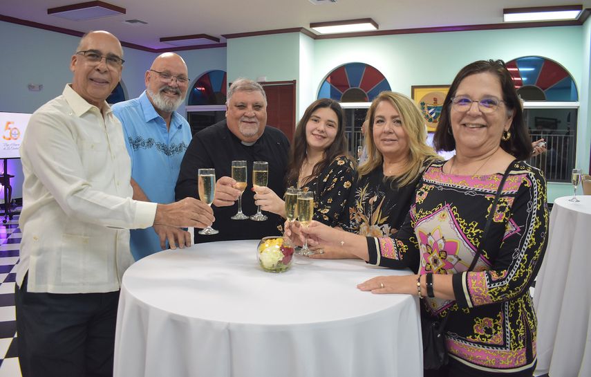 Padre José Joaquín Espino, de la Ermita de la Caridad, brindando con amistades.