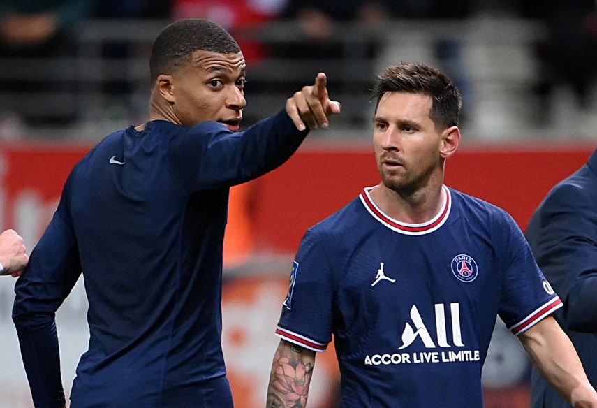 El delantero francés Kylian Mbappé habla el argentino Lionel Messi al final del partido de fútbol francés L1 entre el Stade de Reims y el PSP