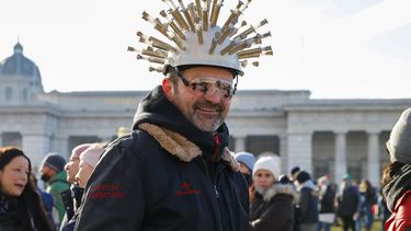 Un hombre con un casco con muchas agujas participa en una manifestación contra las restricciones por el coronavirus en Viena, Austria, el sábado 8 de enero de 2022.&nbsp;
