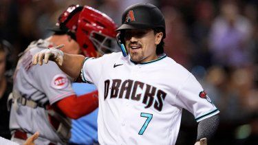 El novato Corbin Carroll, de los Cascabeles de Arizona, anota luego de conectar un jonrón de dos carreras ante los Rojos de Cincinnati, el jueves 24 de agosto de 2023&nbsp;