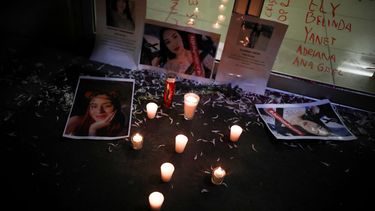 Fotos de mujeres asesinadas colocadas afuera de las oficinas de la polic&iacute;a durante una protesta por los feminicidios en el pa&iacute;s, en Tijuana, M&eacute;xico, el s&aacute;bado 15 de febrero de 2020.&nbsp;