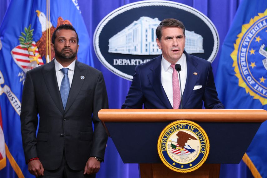 El fiscal general interino de Estados Unidos, Todd Blanche, habla junto al director del Buró Federal de Investigaciones (FBI), Kash Patel, durante una conferencia de prensa el 1 de julio de 2026 en Washington, D.C. El Departamento de Justicia celebró la conferencia de prensa para discutir los recientes avances en la investigación del departamento sobre la banda Tren de Aragua