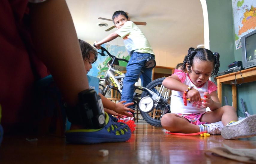 Grupos religiosos y comunitarios realizarán ayunos y&nbsp;protestas&nbsp;para exigir el cierre de por lo menos diez centros que albergan en Chicago a niños separados de sus padres indocumentados en la frontera sur, anunció hoy el pastor José Landaverde.