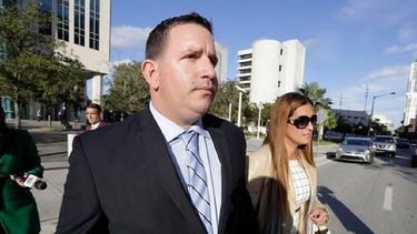 El entrenador Julio Estrada se declaró no culpable de los cargos que enfrenta.