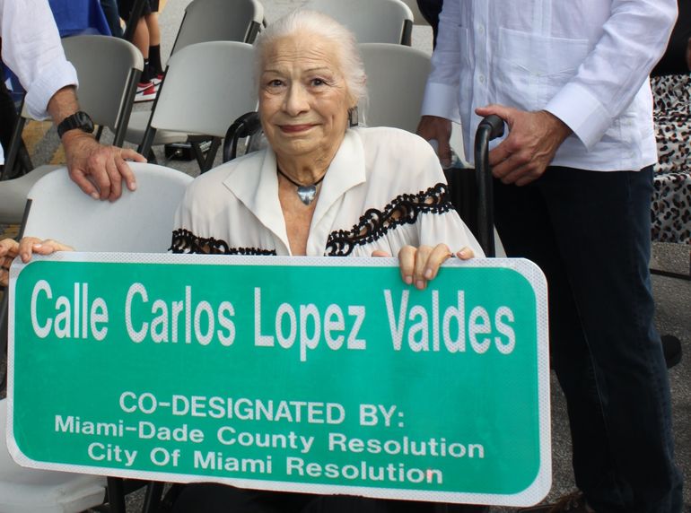 Con la presencia de su viuda, Maña López, hijos y nietos, así como de amigos y compañeros de lucha, se develó el odónimo que reconoce esa vía de la ciudad de Miami con su nombre.