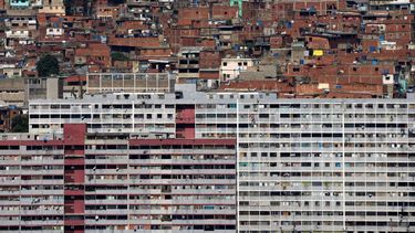 El edificio de apartamentos Lomas de Urdaneta se encuentra frente al barrio Los Magallanes de Catia en Caracas, Venezuela, el martes 25 de octubre de 2022.