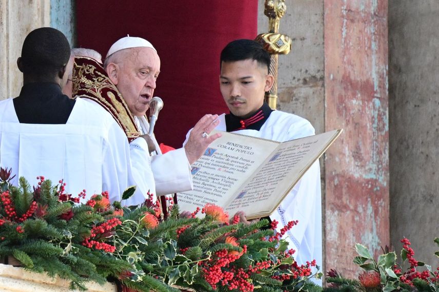 El papa Francisco pronuncia el mensaje Urbi et Orbi, la bendición a la ciudad y al mundo desde el balcón principal de la basílica de San Pedro como parte de las celebraciones navideñas, en la plaza de San Pedro en el Vaticano el 25 de diciembre de 2024.