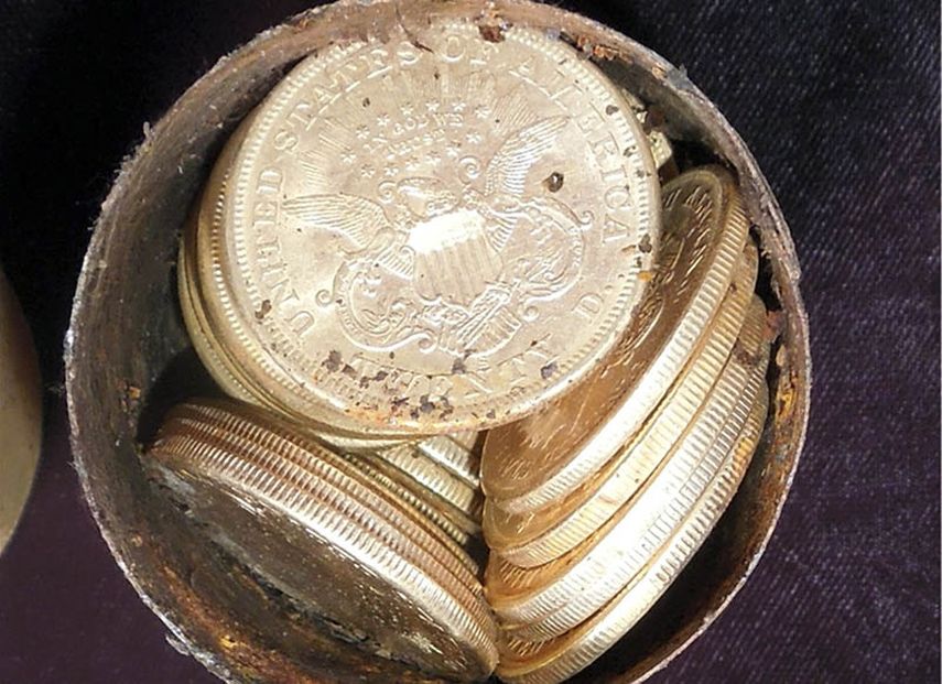 Esta imagen muestra una de seis latas de metal oxidadas llenas de monedas de oro estadounidenses del siglo XIX desenterradas en California. (AP)