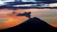 Una columna de cenizas y vapor se eleva desde el volcán Popocatépetl el 19 de junio de 2019, en esta fotografía captada desde la Ciudad de México.