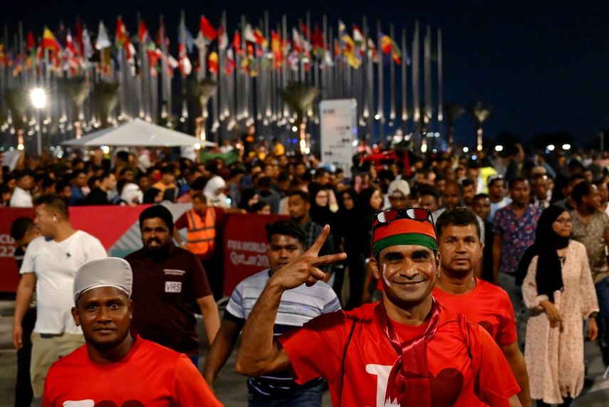 Fanáticos se reunieron en el Flag Plaza en Doha, el 18 de noviembre de 2022, previo al inicio del Mundial de fútbol Catar 2022.