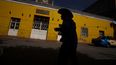 Un cliente saliendo de un banco en el que la gente recibe transferencias bancarias internacionales, en Acatlán de Osorio, México.&nbsp;
