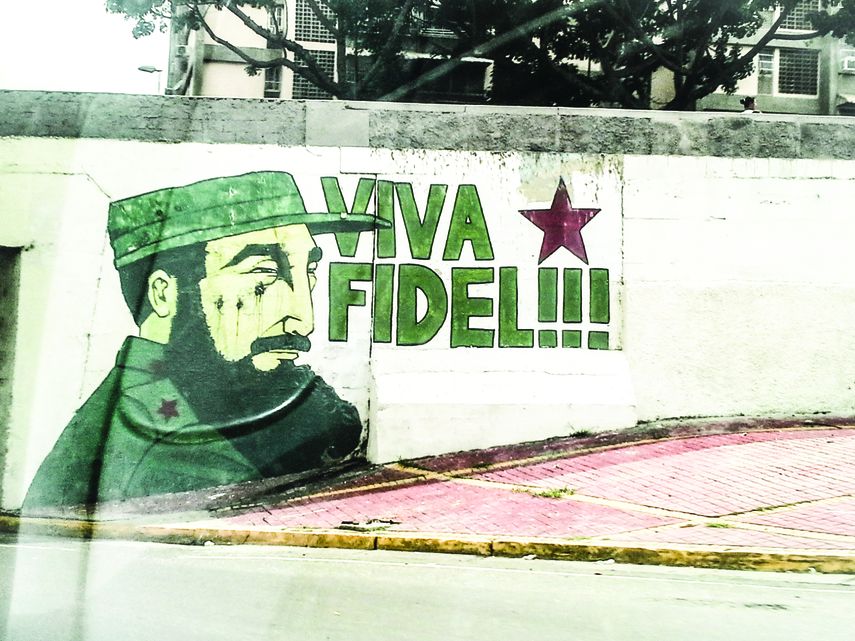 En Venezuela, donde sí se le rinde culto a la personalidad del expresidente Hugo Chávez, se observa un mural del dictador Fidel Castro en la salida de Caracas.&nbsp;