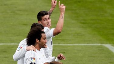 El centrocampista colombiano del Real Madrid James Rodríguez, celebra tras marcar el cuarto gol del equipo ante el Getafe. (ARCHIVO)