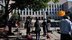 Medios instalados fuera del Edificio de la Corte de los Estados Unidos E. Barrett Prettyman el 27 de abril de 2026 en Washington, DC. Medios instalados fuera del Edificio de la Corte de los Estados Unidos E. Barrett Prettyman el 27 de abril de 2026 en Washington, DC.