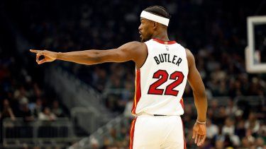El jugador del Heat de Miami, Jimmy Butler, hace una señal en el encuentro ante los Bucks de Milwaukee, el 26 de abril de 2023.