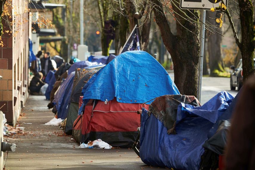 Tiendas de campaña son vistas e una acera en la calle Clay en Portland, Oregon.