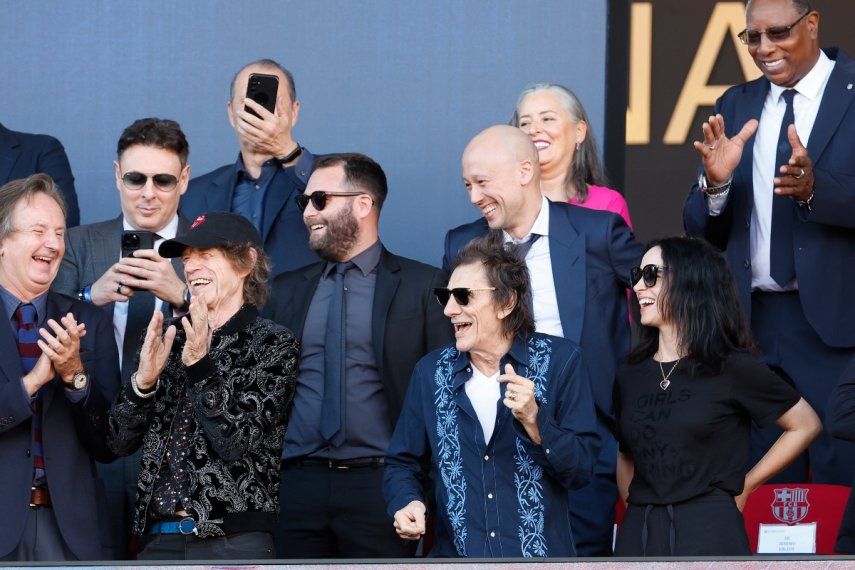 Mick Jagger y Ronnie Wood de los Rolling Stones junto a la esposa de Wood Sally Humphreys en el encuentro del Barcelona ante el Real Madrid en la liga española, el sábado 28 de octubre del 2023.&nbsp;